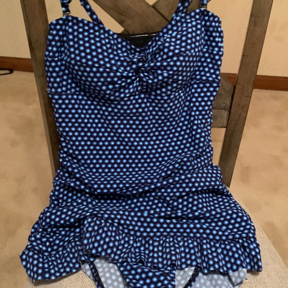 Christina One piece swimsuit Size 8 Adjustable and removable straps
